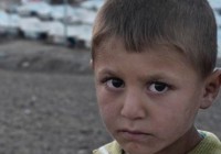 syrien-junge-vor-zelt-im-irak syrien-junge-vor-zelt-im-irak