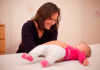 dr-irene-kratky-bei-der-arbeit-mit-einem-baby dr-irene-kratky-bei-der-arbeit-mit-einem-baby