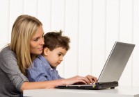 mutter-und-sohn-am-computer--gina-sanders mutter-und-sohn-am-computer--gina-sanders
